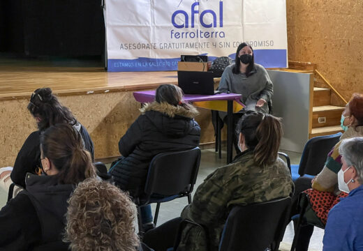 30 persoas asisten en San Sadurniño ao curso sobre o Alzhéimer e outras demencias organizado por AFAL-Ferrolterra e o Concello
